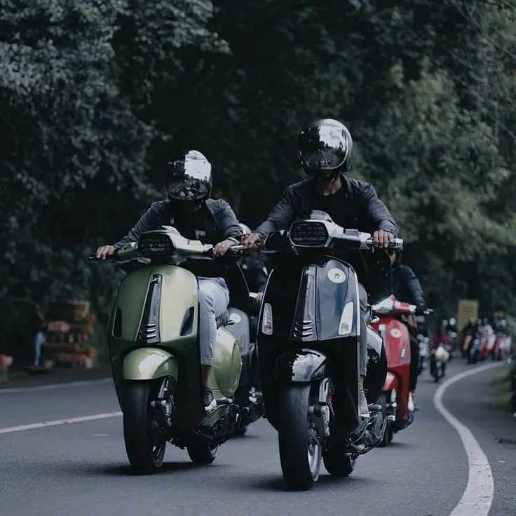 Vespa Parkir di Rute Pegunungan